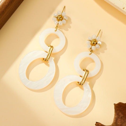 Boucles d'oreilles Pendantes Résine Blanche à Maillons Ovales et Fleur Perlée
