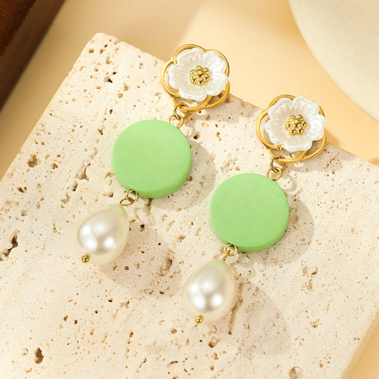 Boucles d'oreilles Pendantes Dorées Fleur Blanche, Pastille Verte et Perle Goutte