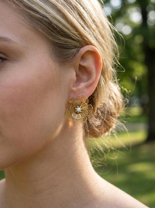 Boucles d'Oreilles Dorées Fleur Ajourée et Perle Blanche Nacrée