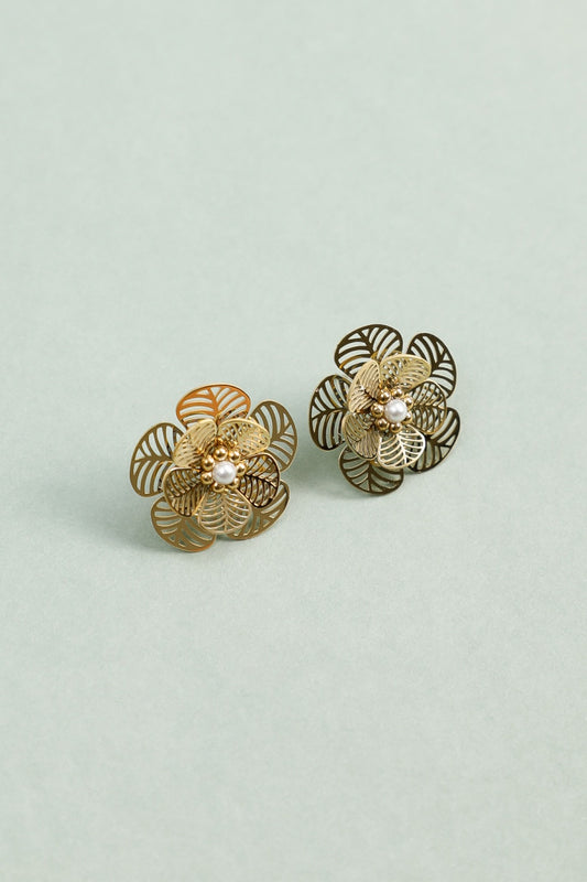 Boucles d'Oreilles Dorées Fleur Ajourée et Perle Blanche Nacrée