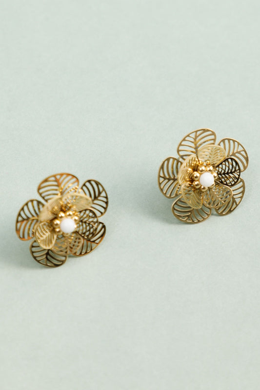 Boucles d'Oreilles Dorées Pétales de Fleurs Ajourées et Pierre Blanche