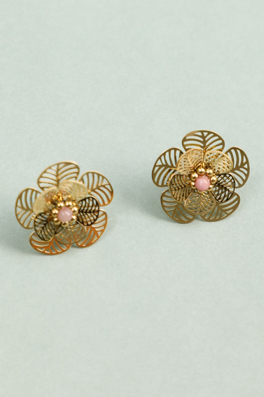 Boucles d'Oreilles Dorées Pétales de Fleurs Ajourées et Pierre Rose