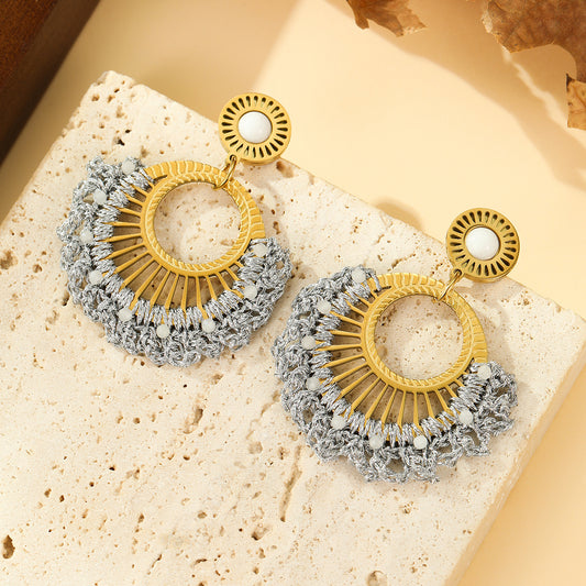 Boucles d'oreilles Pendantes Dorées Éventail Tissé Argent et Pierre Blanche