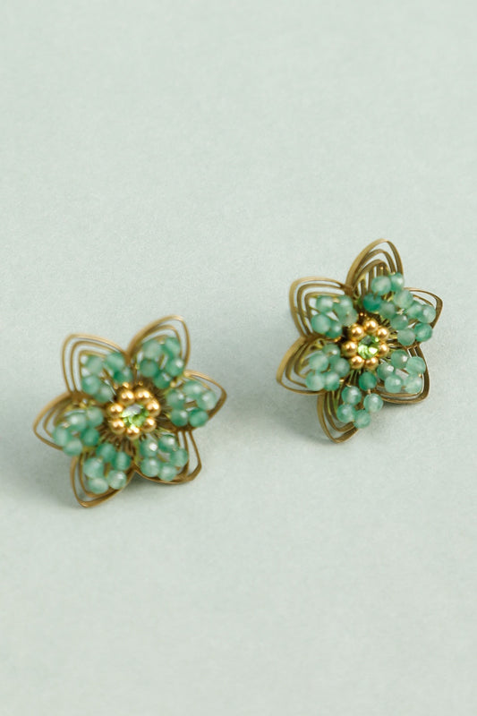 Boucles d'Oreilles Dorées Fleurs Ajourées Avec Perles Vert Sauge et Strass Au Centre