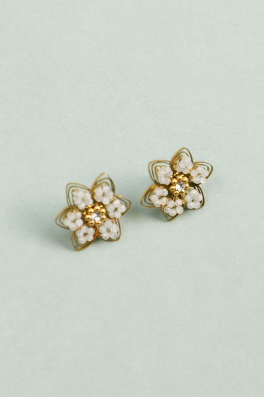 Boucles d'Oreilles Dorées Fleurs Ajourées Avec Perles Blanches et Strass Au Centre