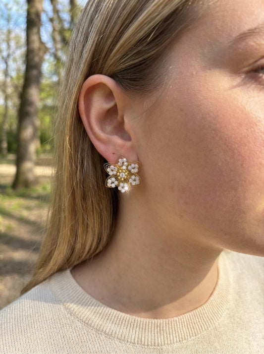 Boucles d'Oreilles Dorées Fleurs Ajourées Avec Perles et Strass Au Centre