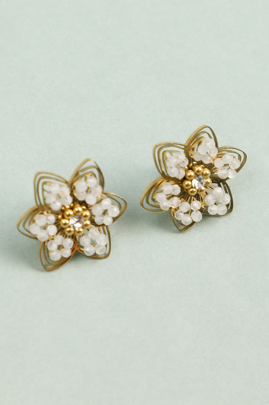 Boucles d'Oreilles Dorées Fleurs Ajourées Avec Perles Blanches et Strass Au Centre