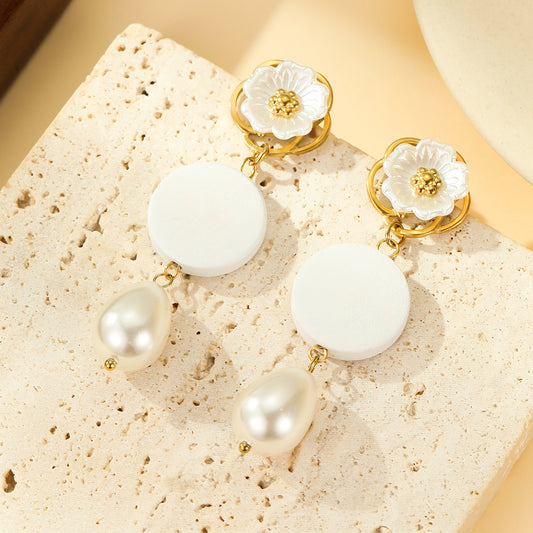 Boucles d'oreilles Pendantes Dorées Fleur Blanche, Pastille Blanche et Perle Goutte