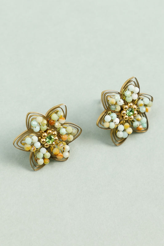 Boucles d'Oreilles Dorées Fleurs Ajourées Avec Perles Vert Turquoise et Strass Au Centre