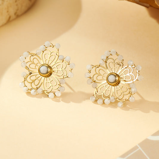 Boucles d'oreilles Dorées Fleur Ajourée et Perles Blanches