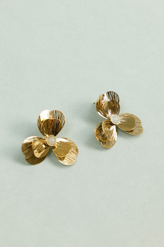Boucles d'Oreilles Dorées Fleur Sculptée Au Centre Pierre Bleue