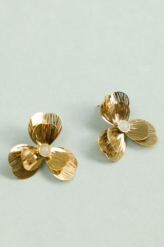 Boucles d'Oreilles Dorées Fleur Sculptée Au Centre Pierre Bleue