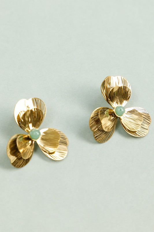 Boucles d'Oreilles Dorées Fleur Sculptée Au Centre Pierre Vert d'Eau