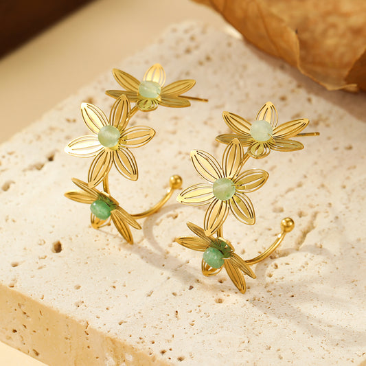 Boucles d'oreilles Créoles Dorées Triple Fleur Ajourée et Pierres Vertes