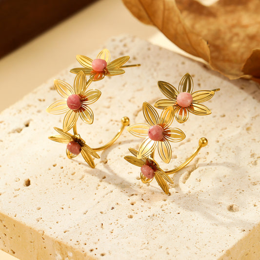 Boucles d'oreilles Créoles Dorées Triple Fleur Ajourée et Pierres Roses Fuchsia