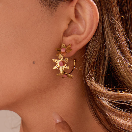 Boucles d'oreilles Créoles Dorées Triple Fleur Ajourée et Pierres Roses Fuchsia