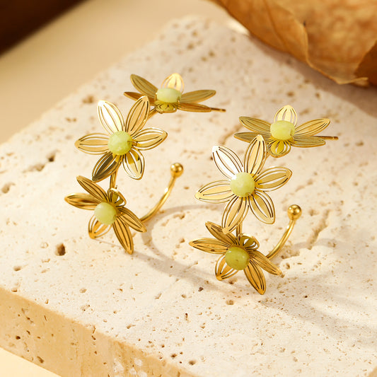 Boucles d'oreilles Créoles Dorées Triple Fleur Ajourée et Pierres Jaune Ivoire