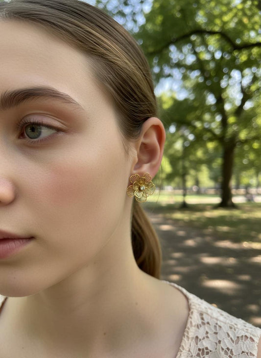 Boucles d'Oreilles Fleur Ajourée Strass Central