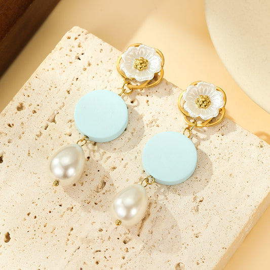 Boucles d'oreilles Pendantes Dorées Fleur Blanche, Pastille Bleue et Perle Goutte