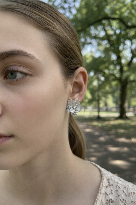 Boucles d'Oreilles Fleur Ajourée Strass Central