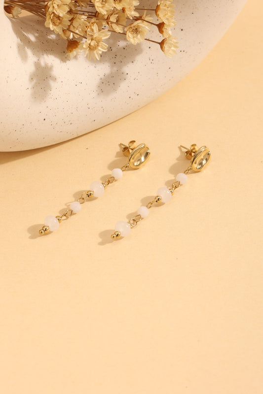 Boucles d'Oreilles Pendantes Dorées Avec Pierres Blanches Et Attache Martelée