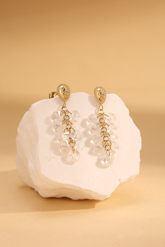 Boucles d'Oreilles Dorées Pendantes Avec Pampilles En Cristaux Transparents Et Attache Goutte Gravée