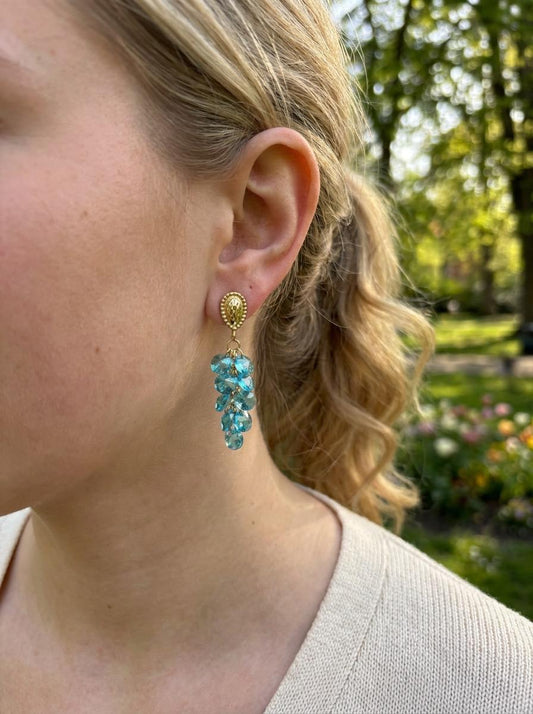 Boucles d'Oreilles Dorées Pendantes Avec Pampilles En Cristaux Et Attache Goutte Gravée