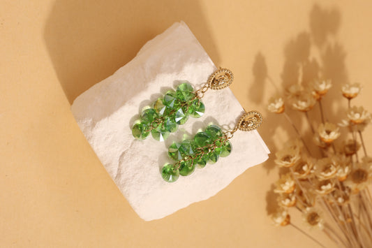 Boucles d'Oreilles Dorées Pendantes Avec Pampilles En Cristaux Verts Et Attache Goutte Gravée