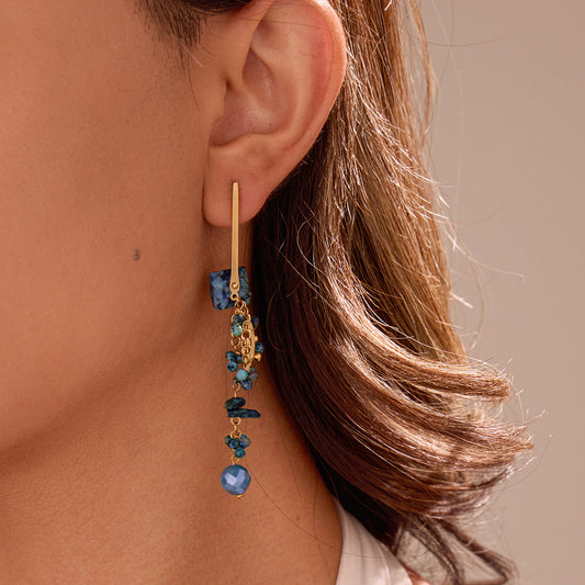 Boucles d'Oreilles Pendantes Dorées Avec Pierres Bleues et Détails Géométriques