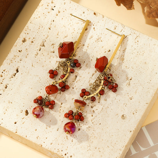 Boucles d'Oreilles Pendantes Dorées Avec Pierres Rouges et Détails Géométriques