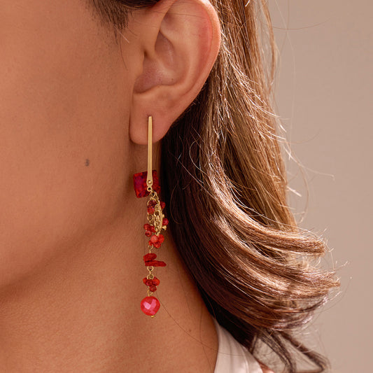 Boucles d'Oreilles Pendantes Dorées Avec Pierres Rouges et Détails Géométriques