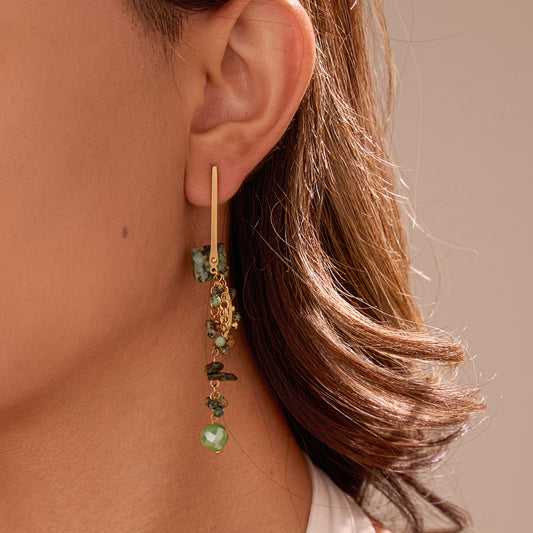 Boucles d'Oreilles Pendantes Dorées Avec Pierres Vertes et Détails Géométriques