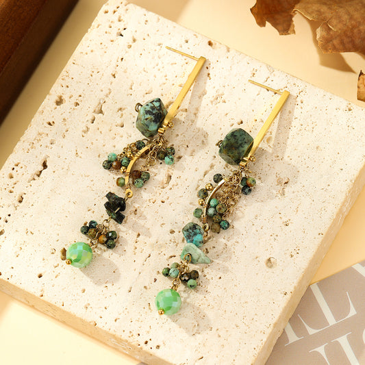 Boucles d'Oreilles Pendantes Dorées Avec Pierres Vertes et Détails Géométriques
