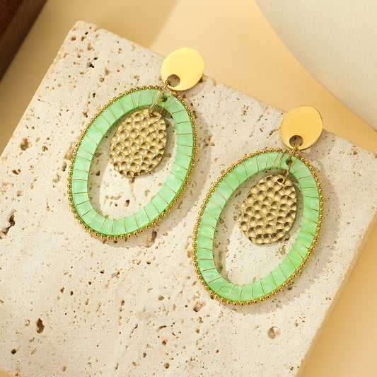 Boucles d'oreilles Pendantes Dorées Ovale Vert et Médaillon Martelé