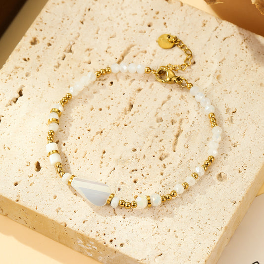 Bracelet Perles Blanches et Dorées Avec Pierre Facettée Centrale