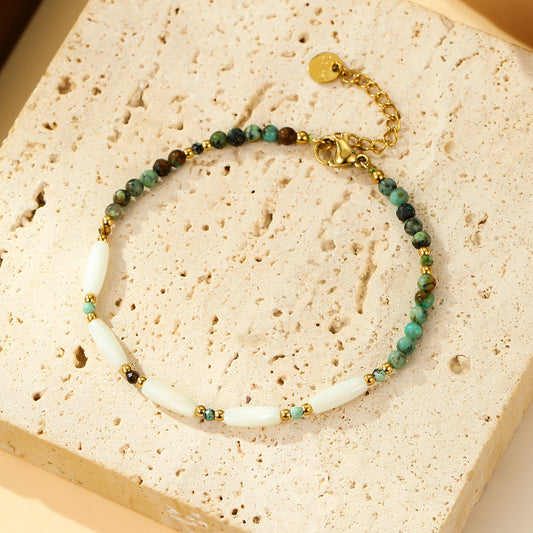 Bracelet Doré Perles Turquoises Africaines et Éclats de Nacre Allongés