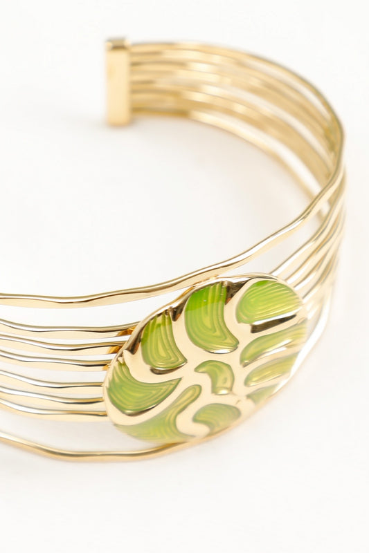 Bracelet Manchette Dorée Multi Lignes Superposées Avec Médaillon Emailllé Vert