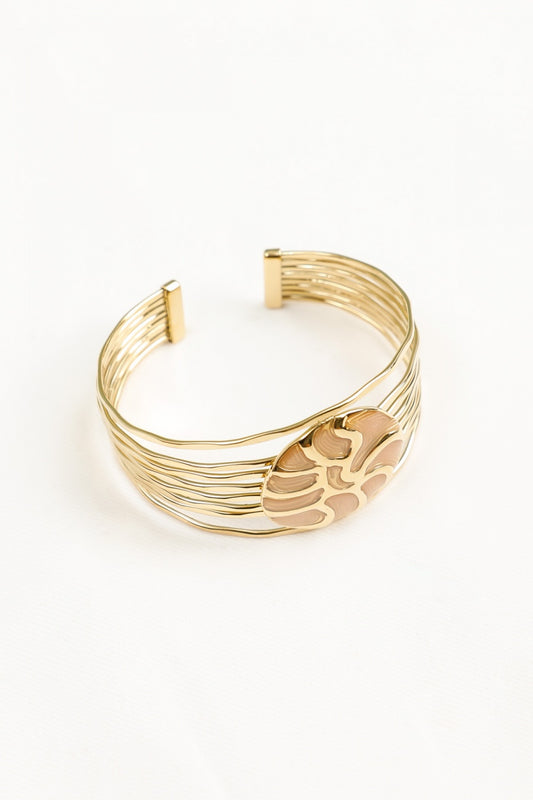 Bracelet Manchette Dorée Multi Lignes Superposées Avec Médaillon Emaillé Rose Poudré