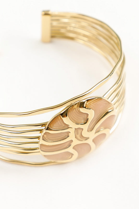 Bracelet Manchette Dorée Multi Lignes Superposées Avec Médaillon Emaillé Rose Poudré