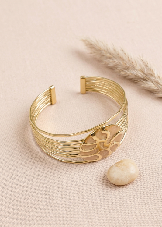 Bracelet Manchette Dorée Multi Lignes Superposées Avec Médaillon Emaillé