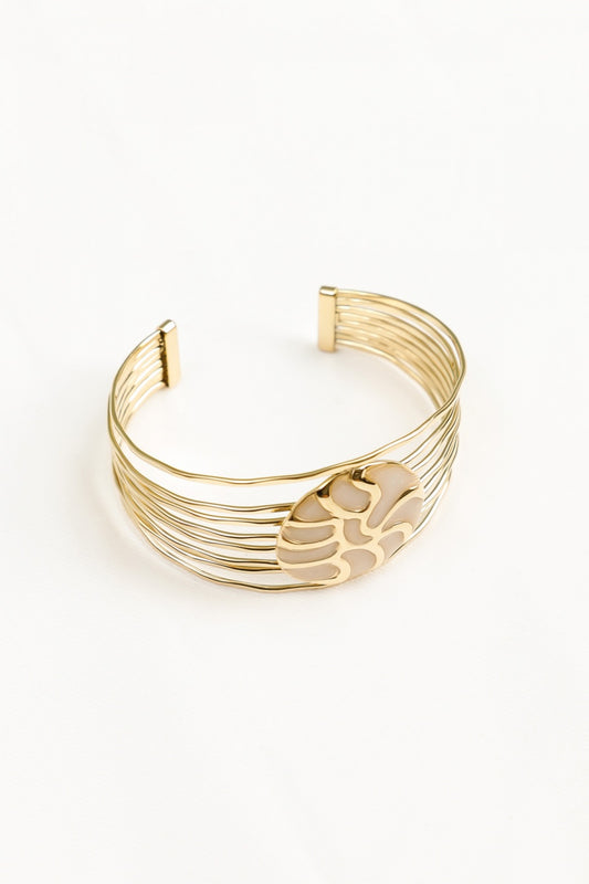 Bracelet Manchette Dorée Multi Lignes Superposées Avec Médaillon Emaillé Blanc Ivoire