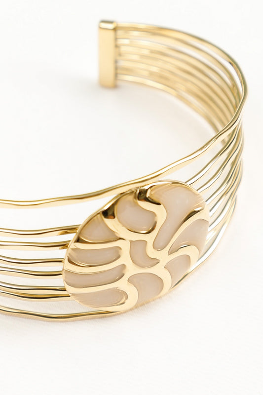 Bracelet Manchette Dorée Multi Lignes Superposées Avec Médaillon Emaillé Blanc Ivoire