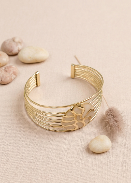 Bracelet Manchette Dorée Multi Lignes Superposées Avec Médaillon Emaillé