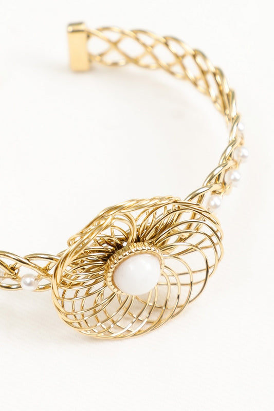 Bracelet Manchette Tressé Doré Avec Pierre et Perles Blanches
