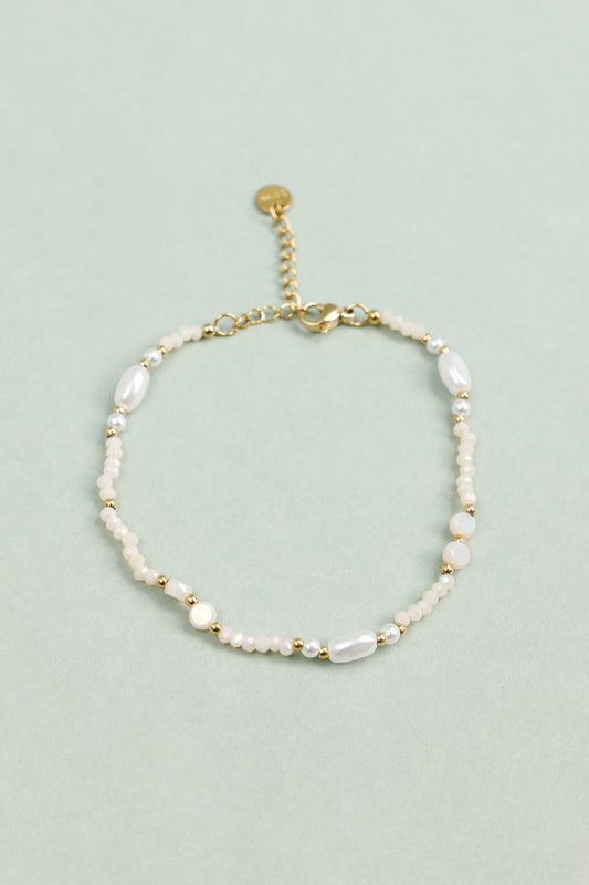 Bracelet Perles Roses Poudrées et Blanches Nacrées Avec Détails Dorés