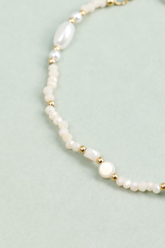 Bracelet Perles Roses Poudrées et Blanches Nacrées Avec Détails Dorés