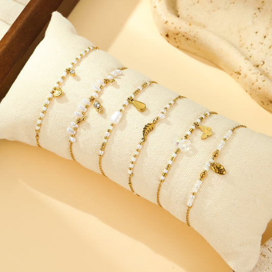 Lot de 6 Bracelets Dorés Perles Blanches Charms Feuille et Papillon