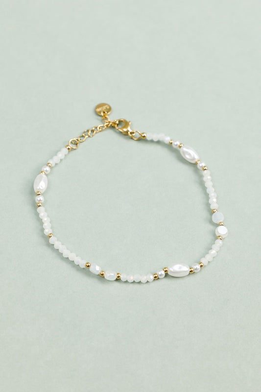 Bracelet Perles Blanches Nacrées Avec Détails Dorés