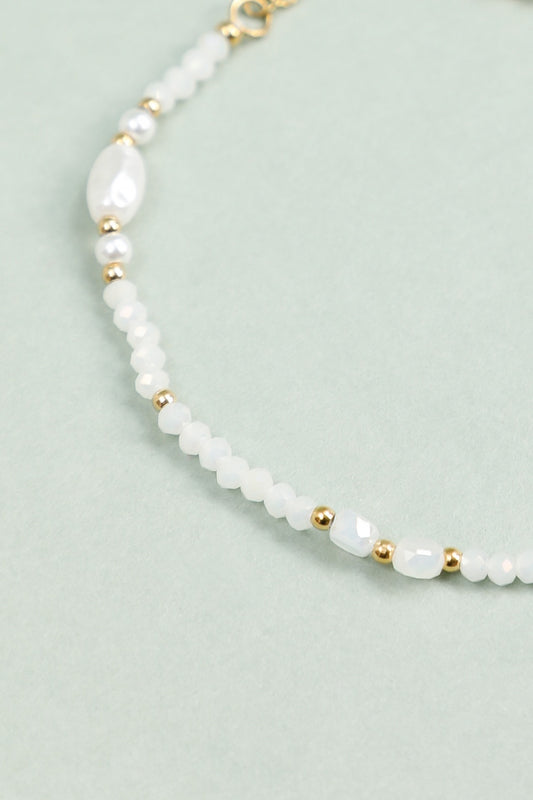 Bracelet Perles Blanches Nacrées Avec Détails Dorés