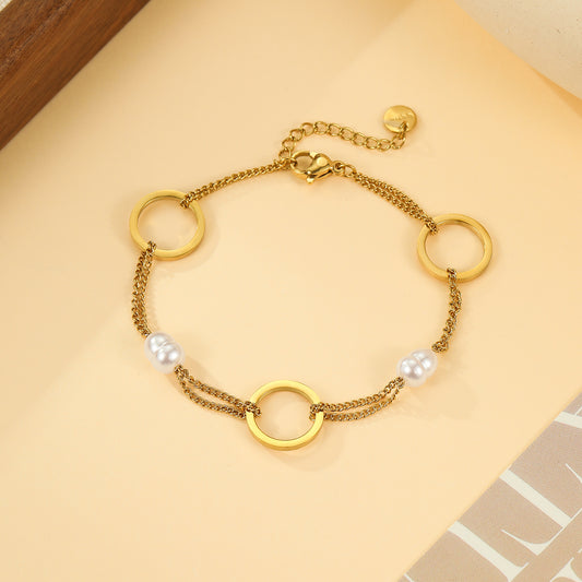 Bracelet Double Chaîne Dorée à Anneaux Ronds et Perles Blanches